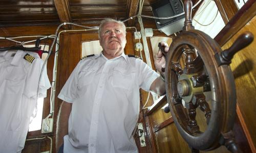 Sjökaptenen Lars-Erik på båten M/S Moa