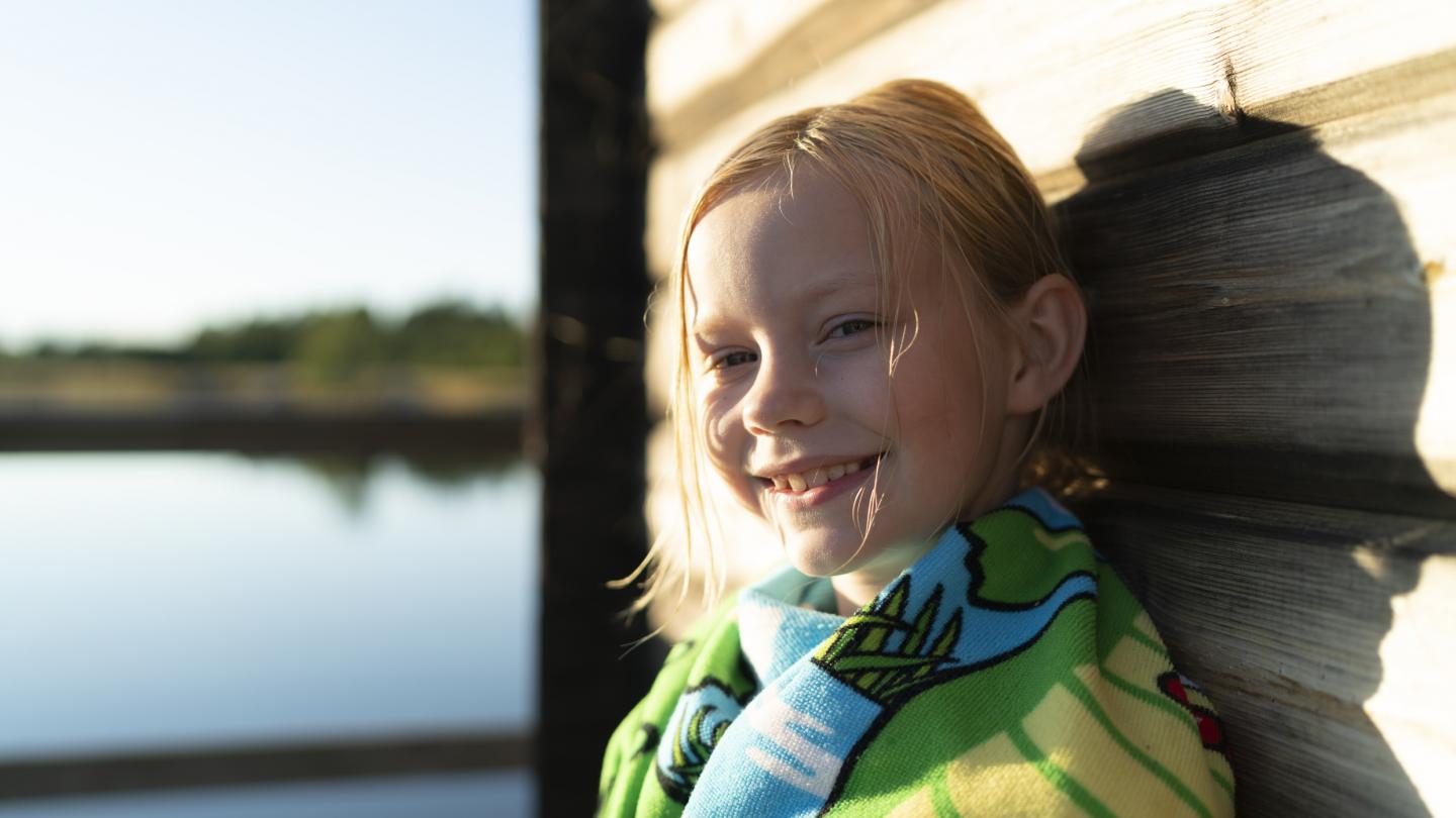 En glad tjej efter mysigt bastubad vid Stenö havsbad