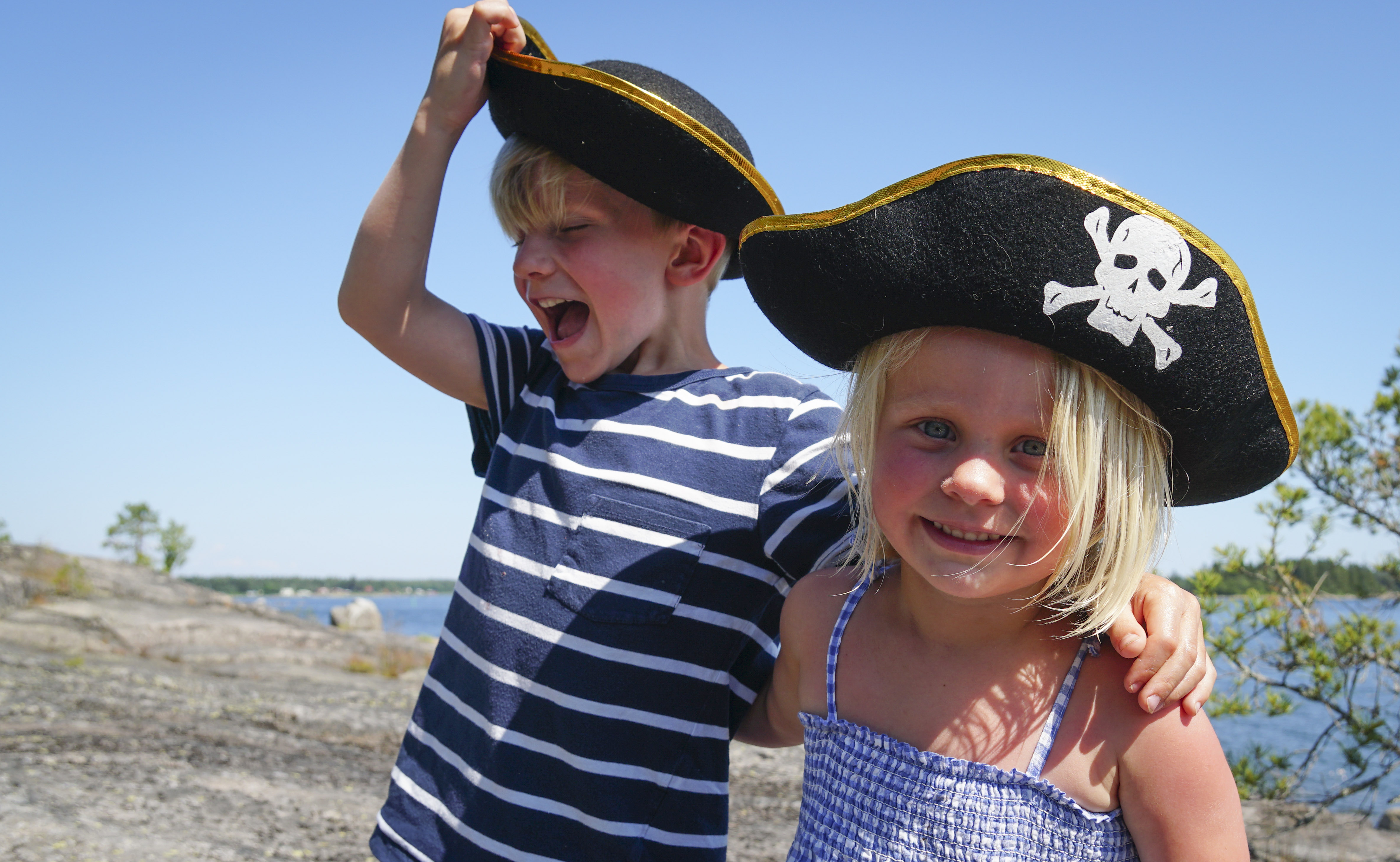 Barn som har pirathatt och leker i skärgården