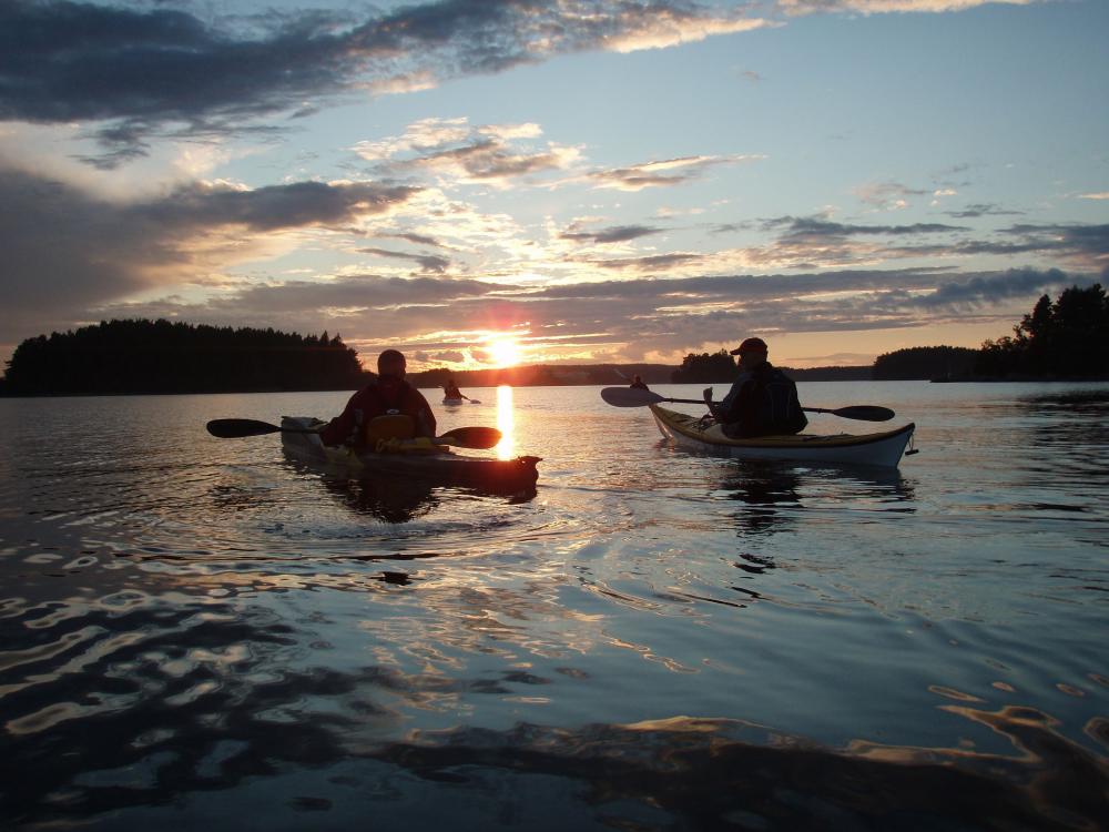 Paddling i solnedgången