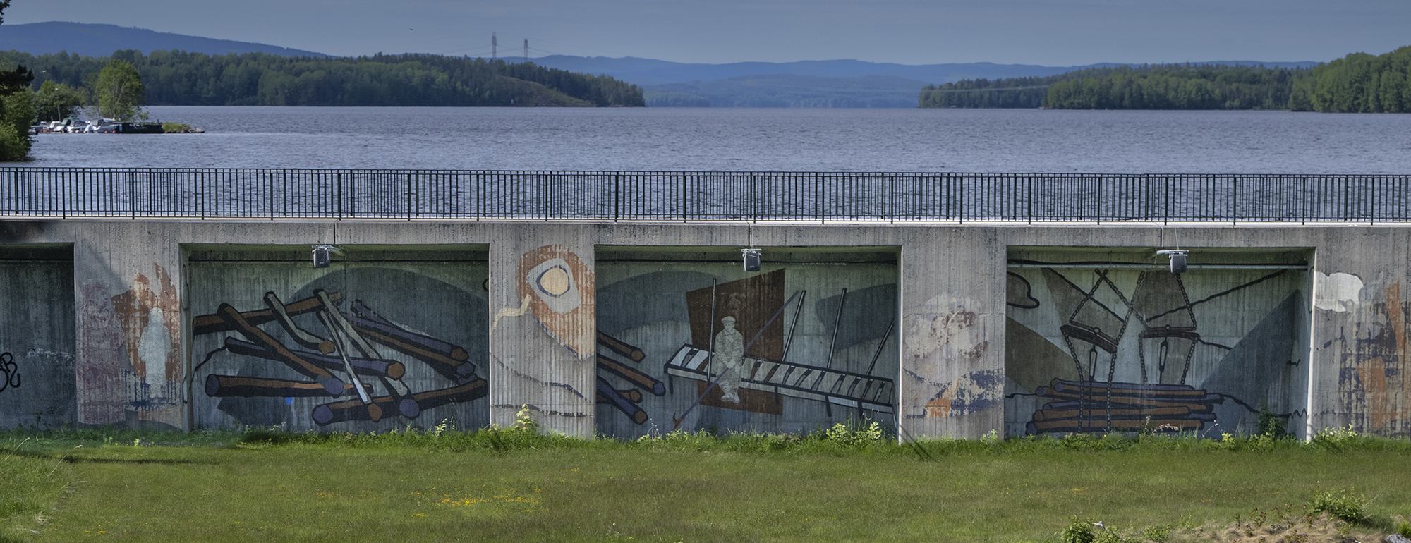 I Bergvik finns muralmålningen "Flottarnas barn".