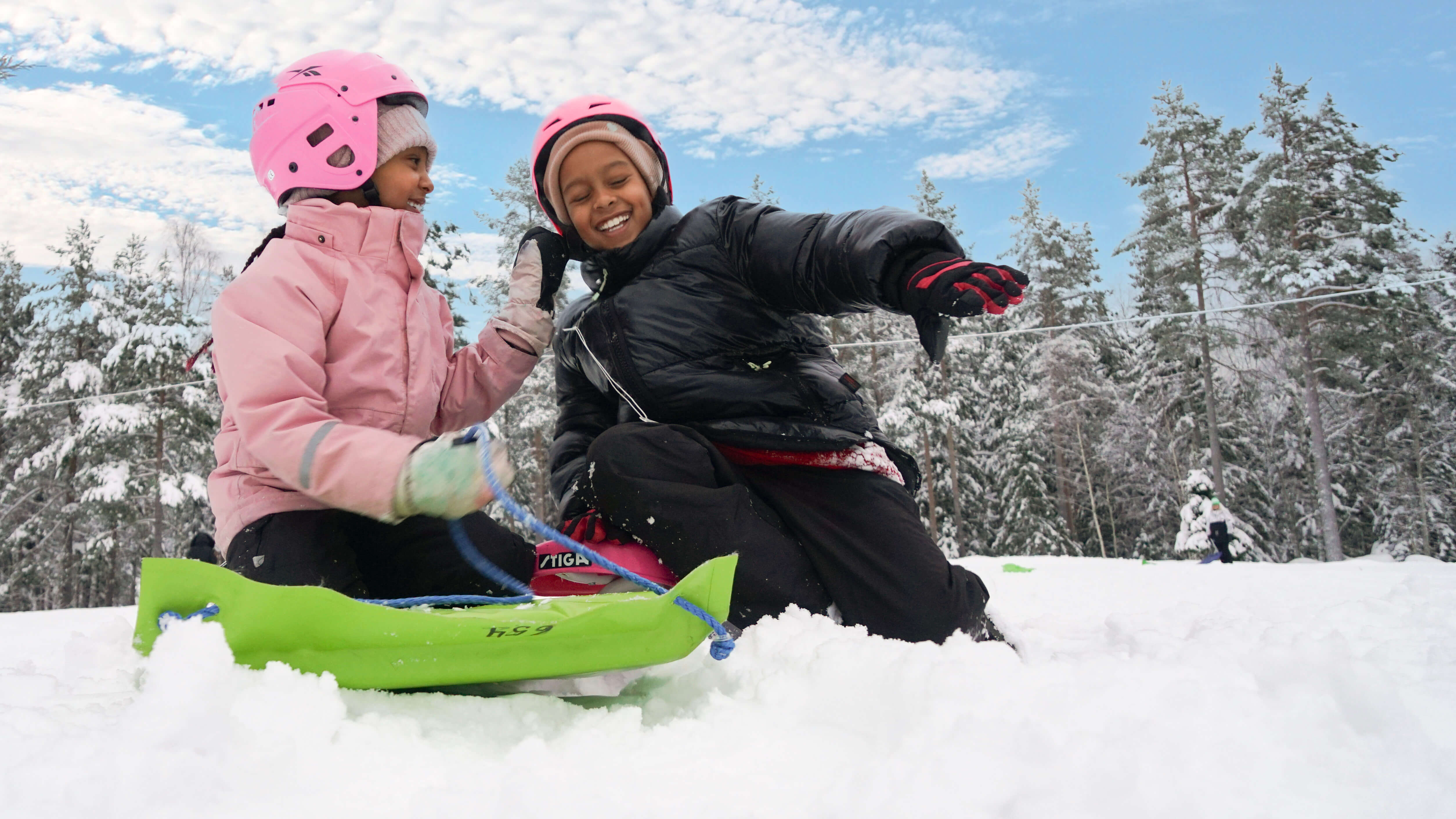 Roligt med pulkaåkning på Hällåsen