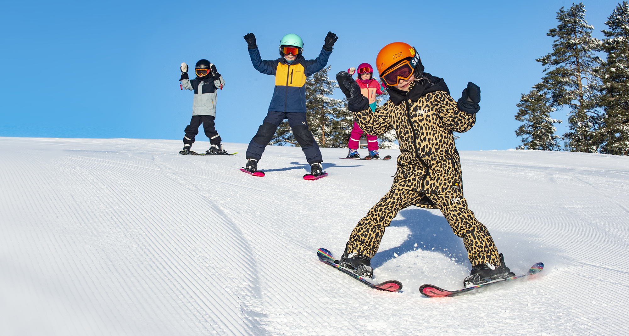 Barn som har roligt på skidorna i Järvsöbacken
