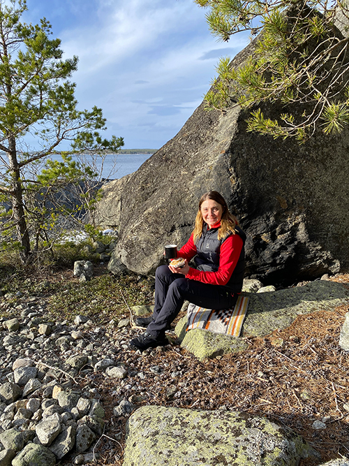 Jessica tar en fikapaus i solen på Skatön