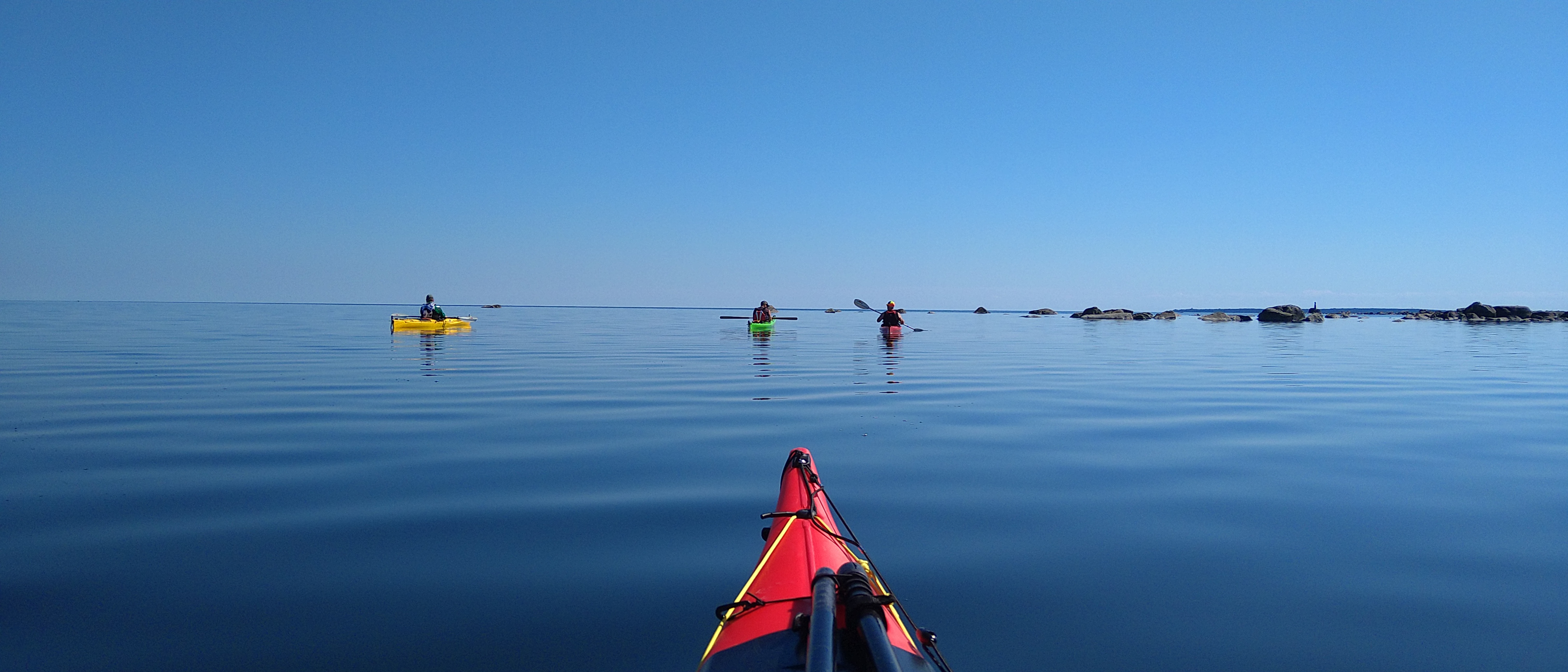 En bild på kajaktur i skärgården där havet möter himlen