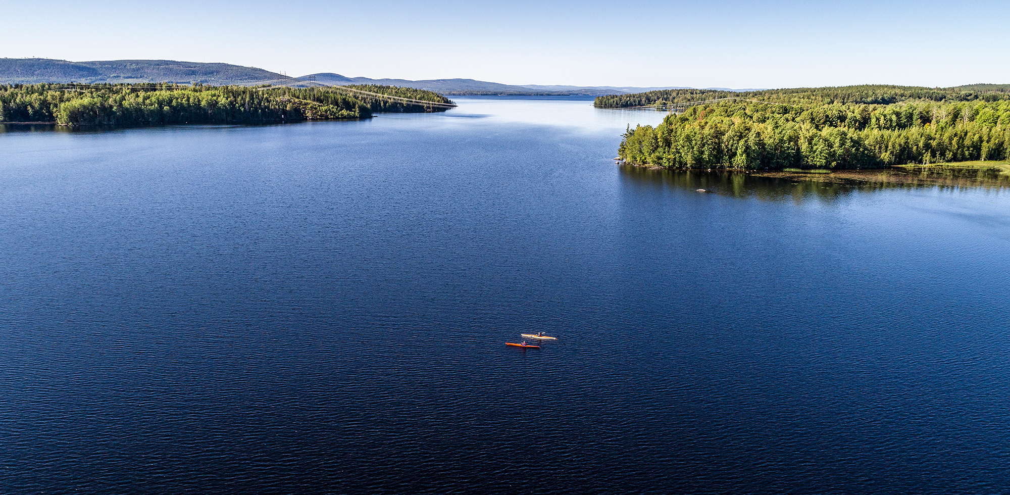 Paddling omgiven av blånande berg