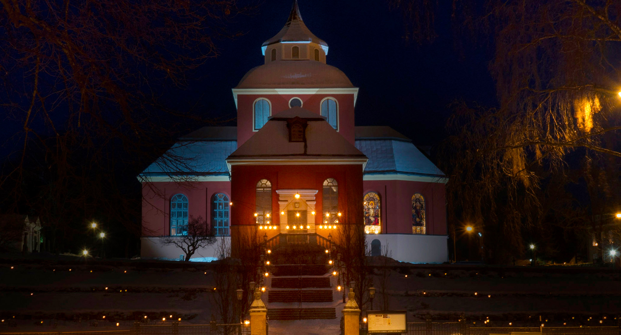 Ulrika Eleonora kyrkan med drottningkronan tänd