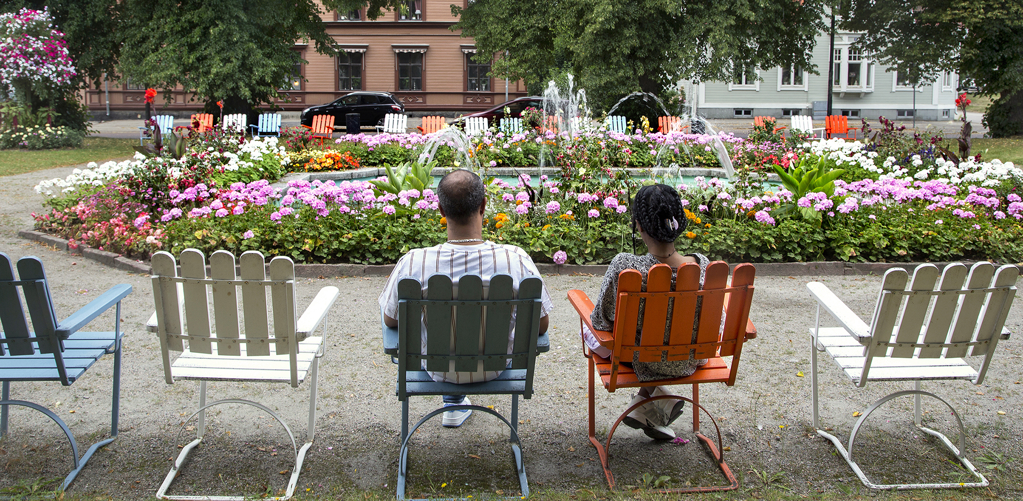 En stunds avkoppling bland blommor i Rådhusparken