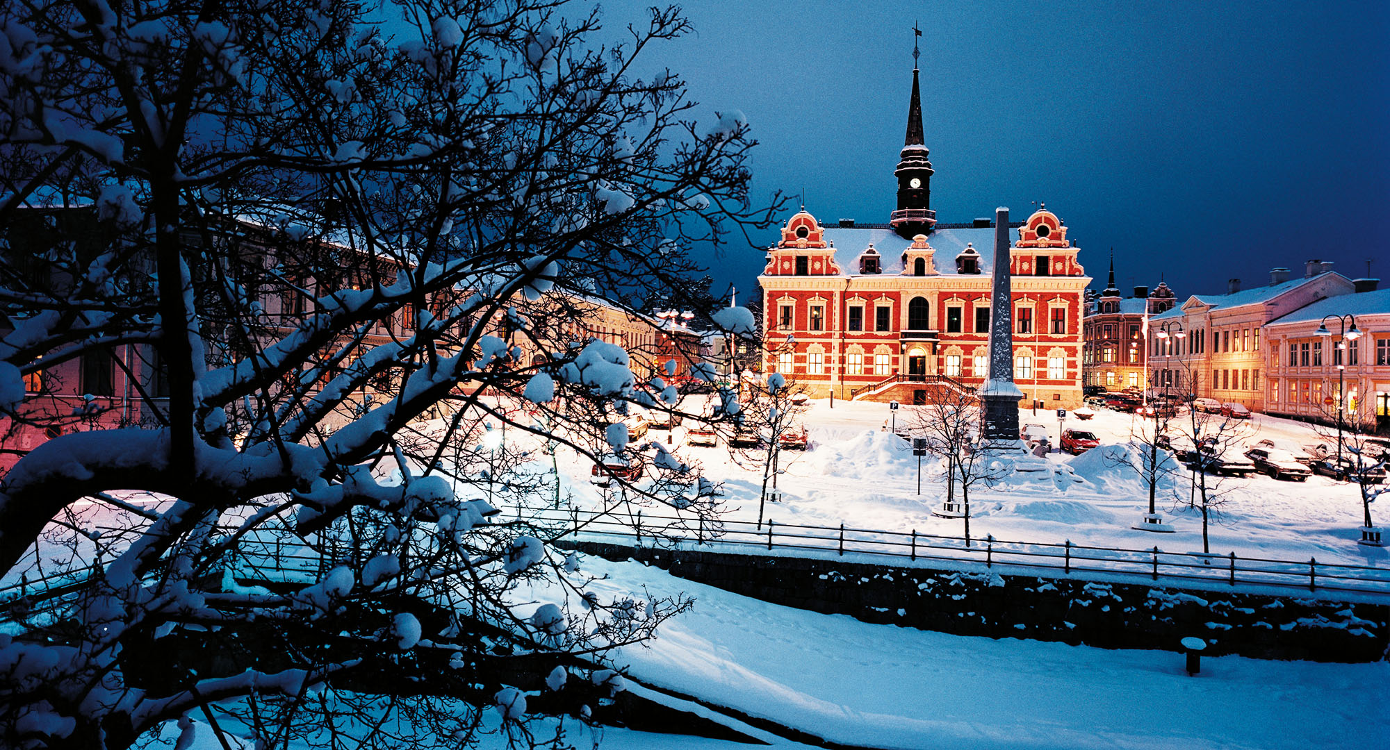 Rådhustorget och rådhusparken, utgör en kulturhistoriskt sett mycket värdefull stadskärna. Området är byggnadsminnesförklarat