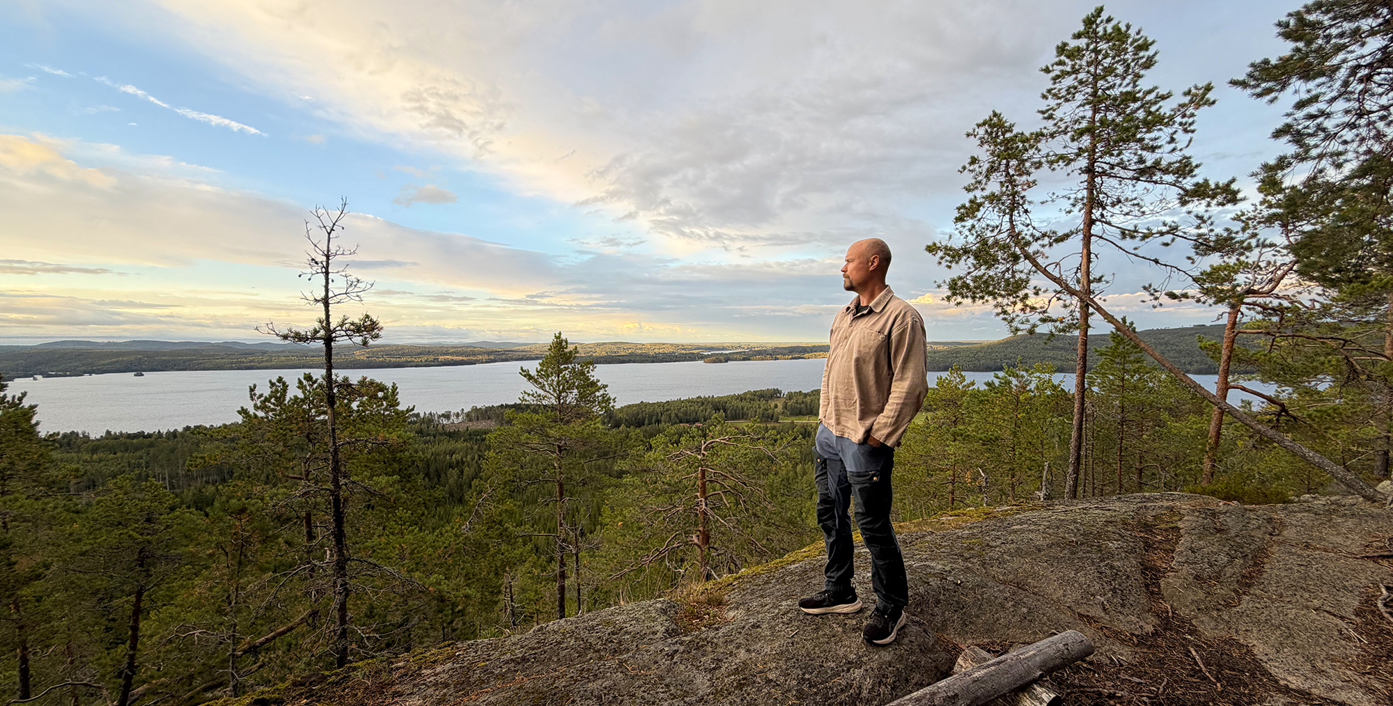 En man ser ut på utsikten från Klätterleden