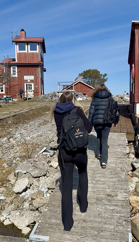 Promenad från bryggan upp till vandrarhemmet
