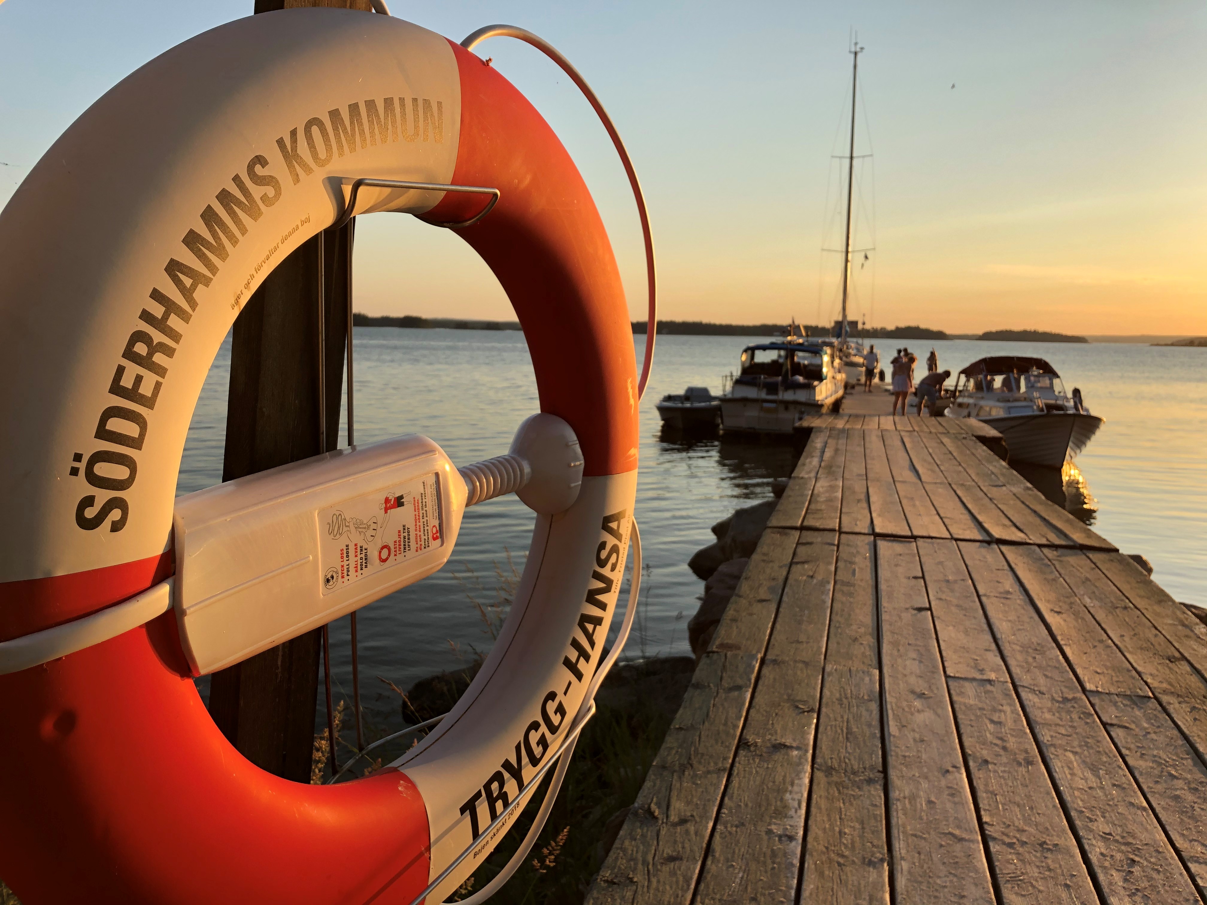 Bryggan vid Enskär i kvällsol