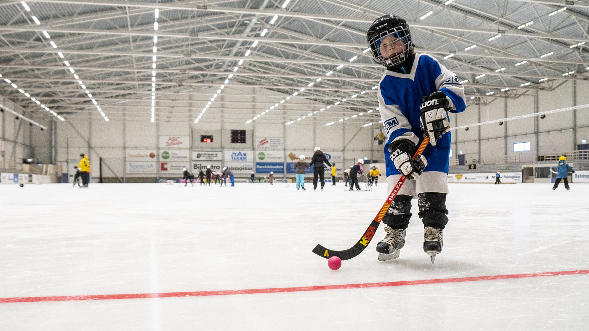 Skridskoåkning i bandyhallen 