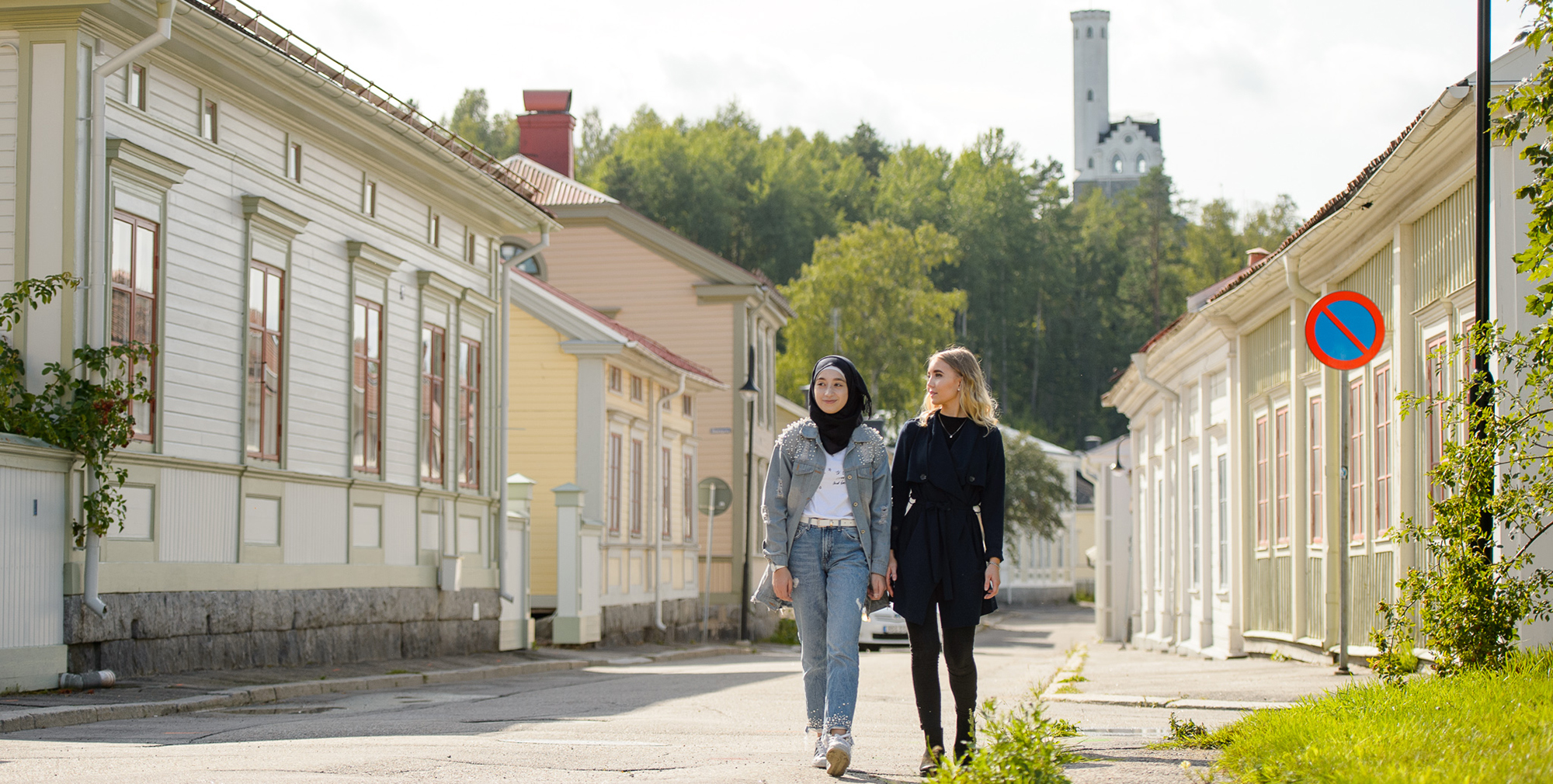 Mysiga stadsdelen Öster med vackra Oscarsborg på Östra berget.