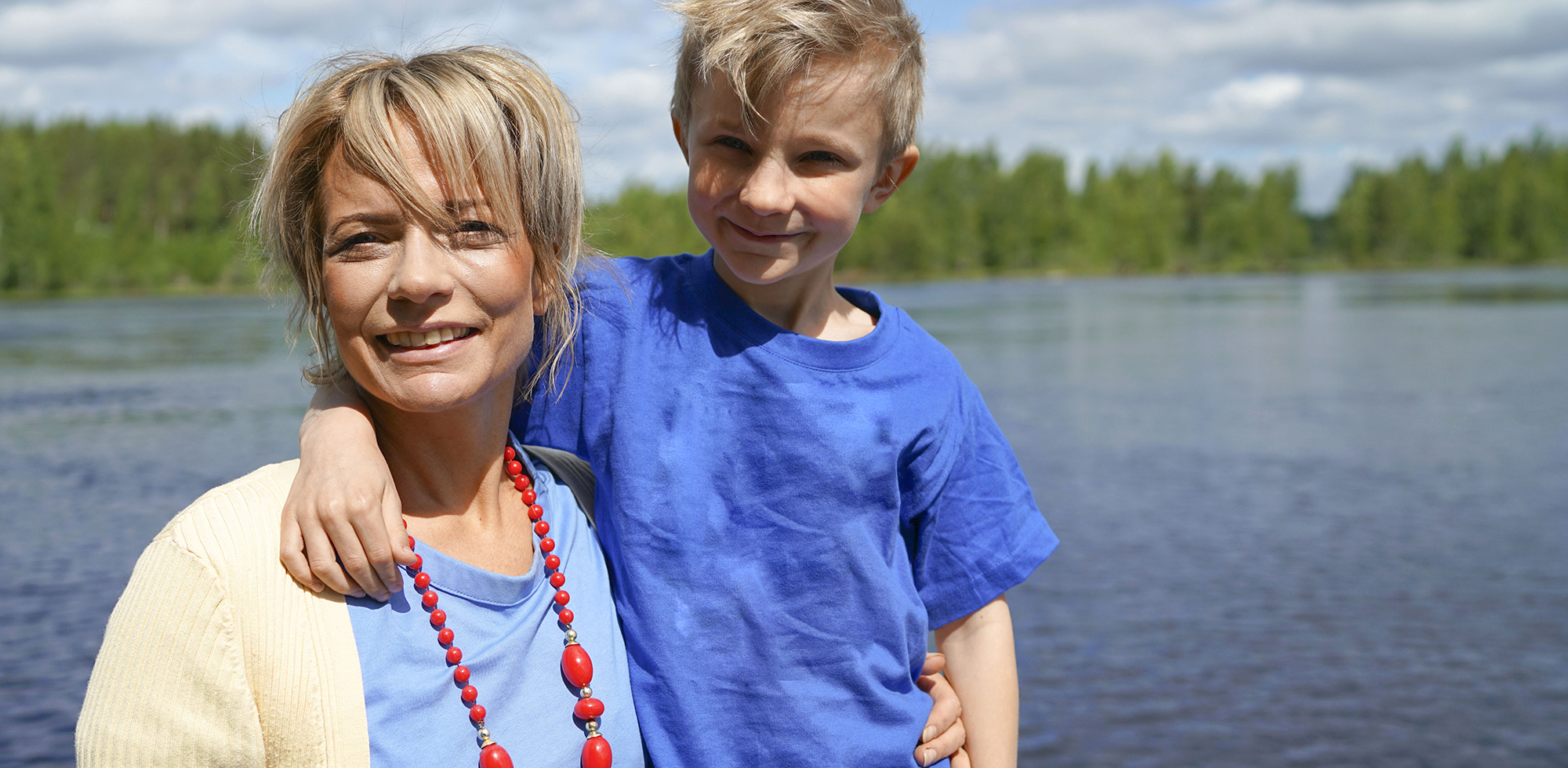 Anna-Maria med barn njuter av skärgårdslivet