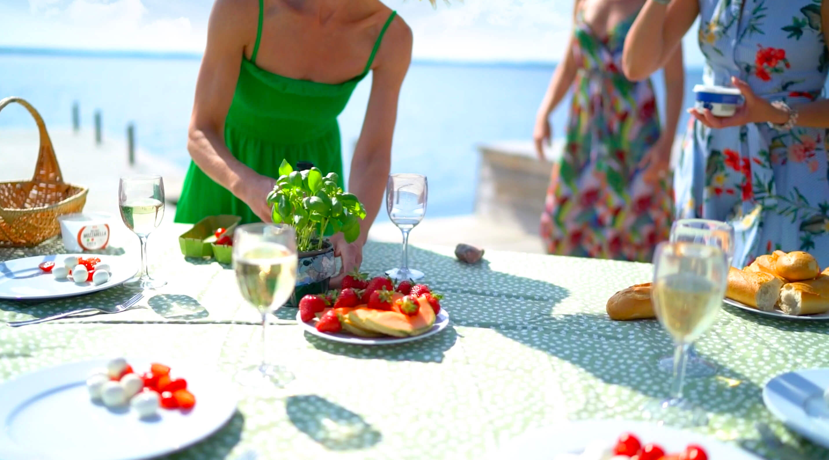 Lunch är uppdukad utomhus med havet i bakgrunden.