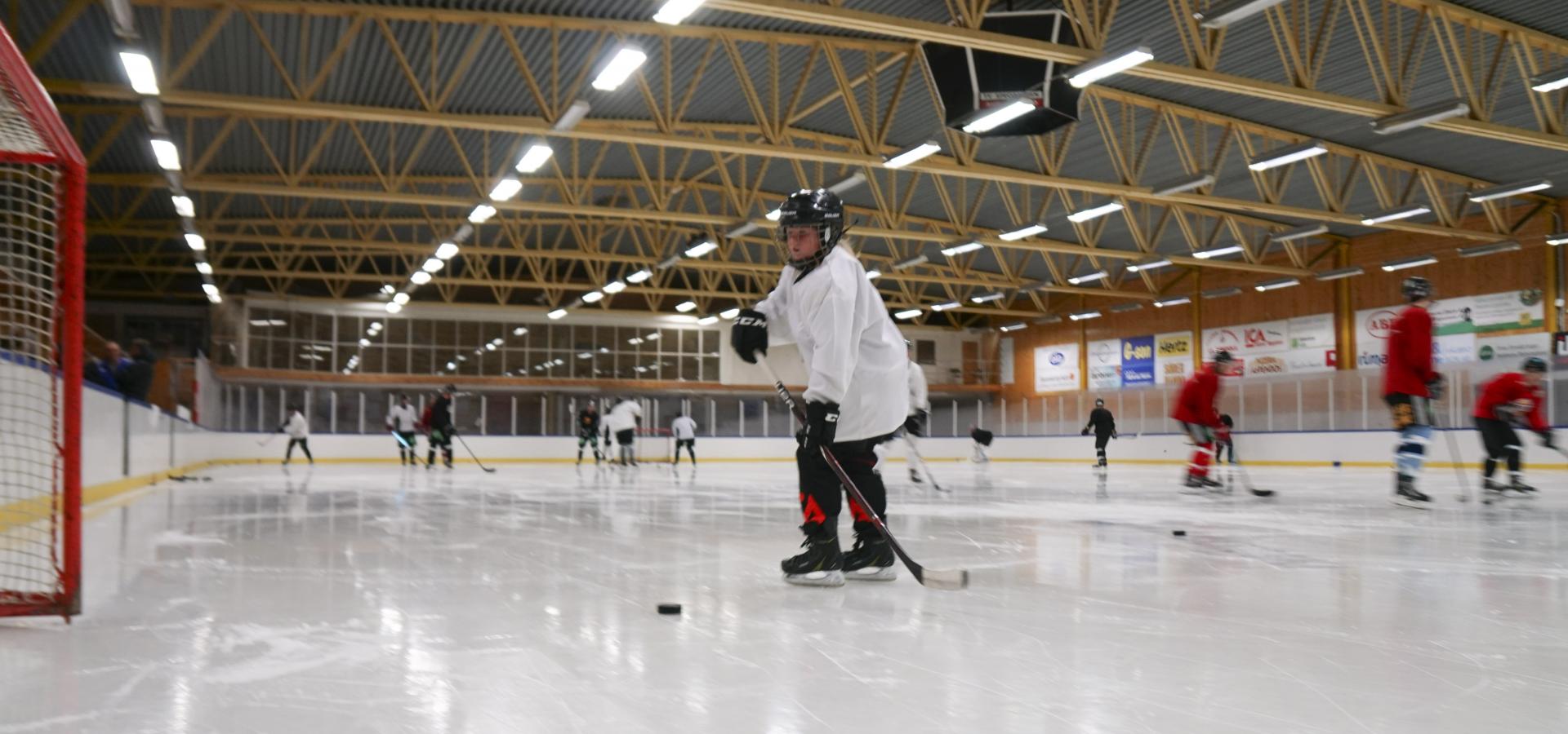 Ishockeyträning i Ljusne Ishall