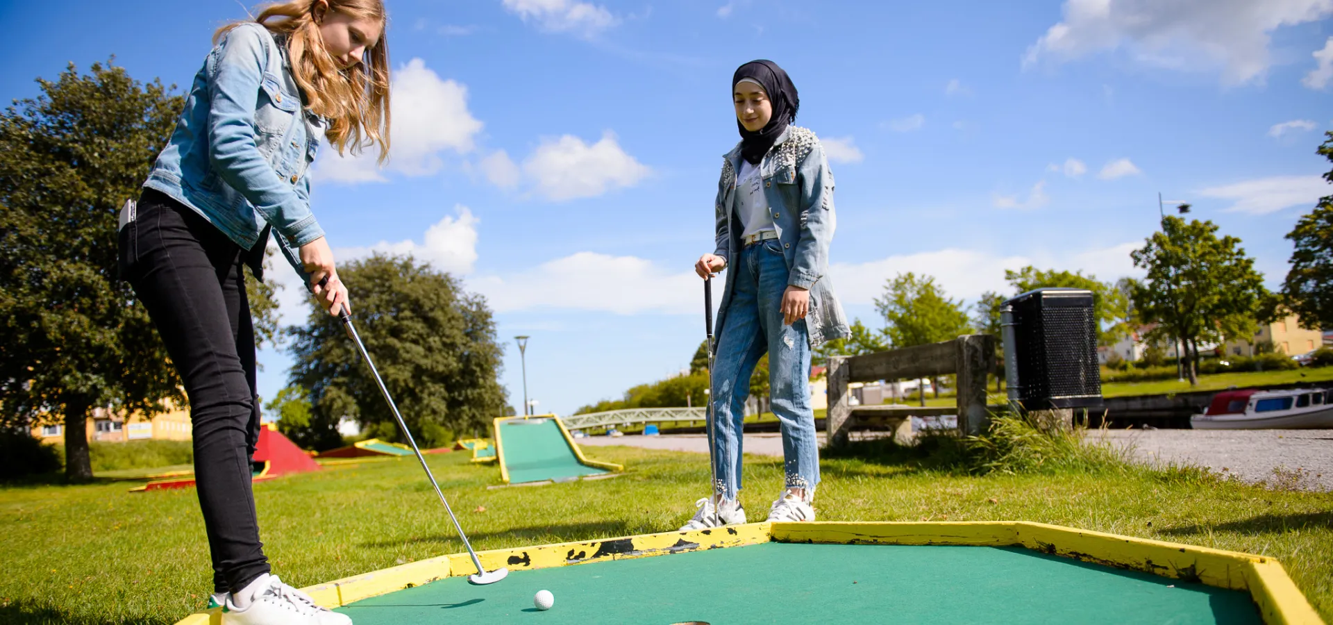 Minigolf med kompisar mitt i stan