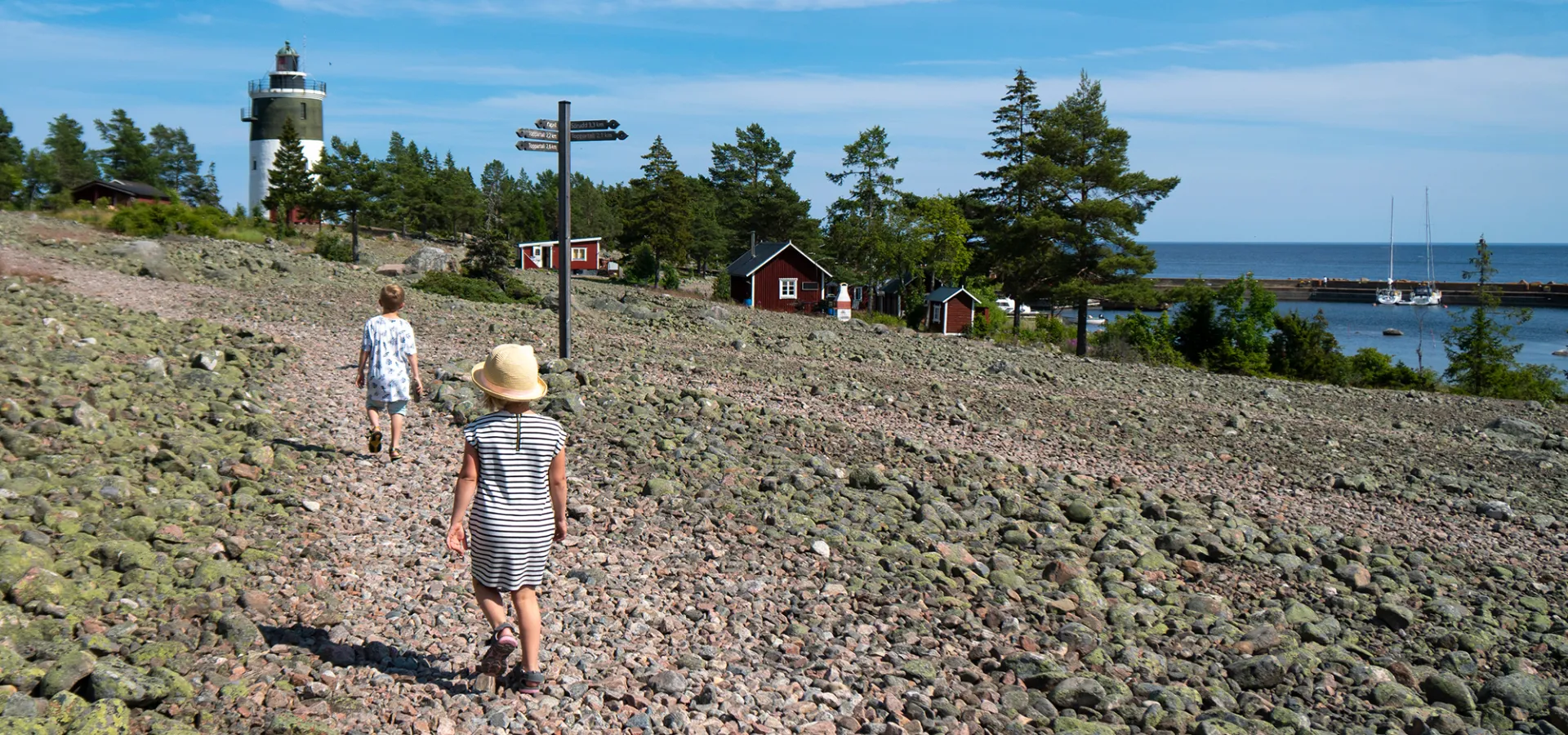 Skärgårdsnära vandring på ön Storjungfrun