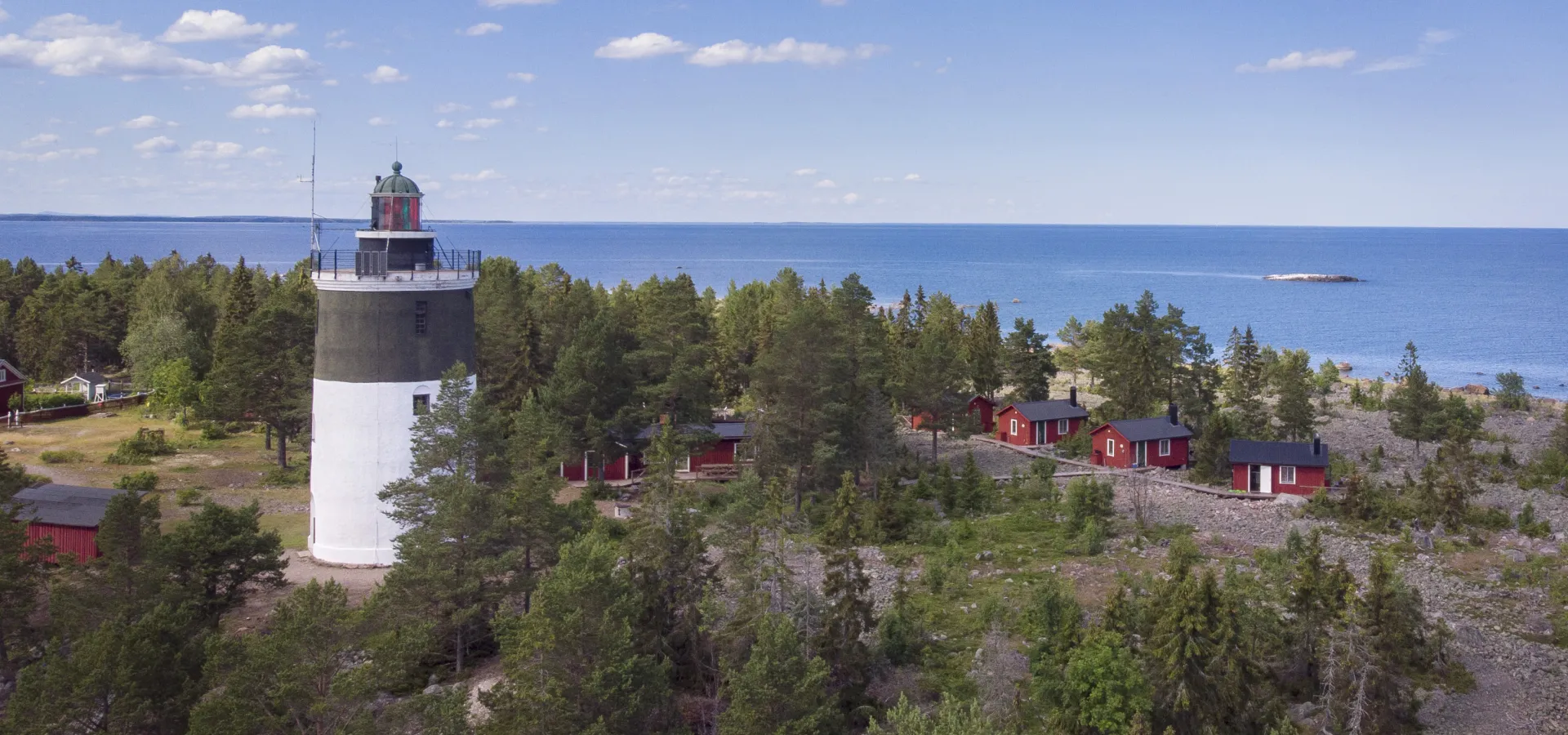 Ön Storjungfrun med fyren och skärgårdsstugor att hyra