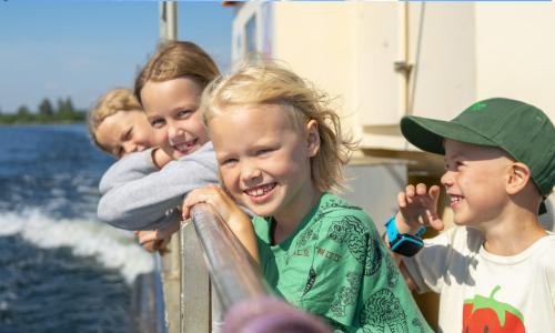 Glada barn ombord på båten ut till badön Enskärsoren