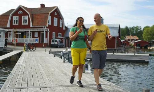 Afaf och Per-Erik stannar gärna till i Skärså och äter glass.