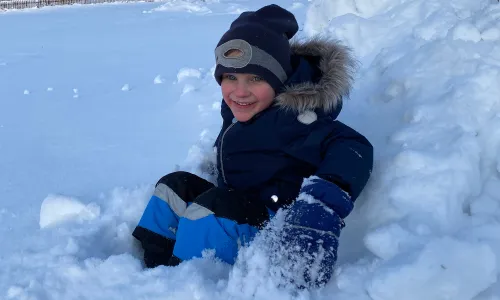 Barn som leker i snön