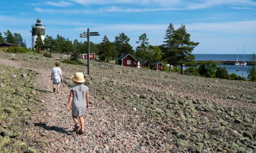 Skärgårdsnära vandring på ön Storjungfrun