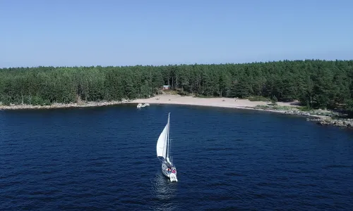 Båt på väg till Toppatalls gästbrygga på ön Storjungfrun