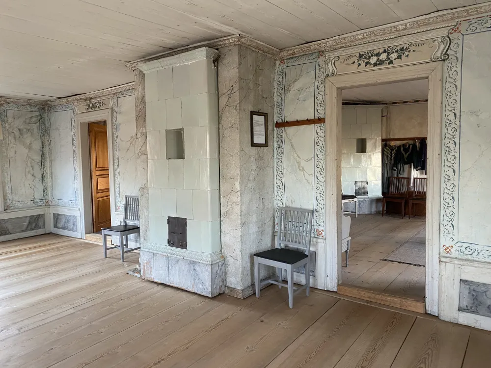 Den stora salen i Hälsingegården med vackra väggmålningar.