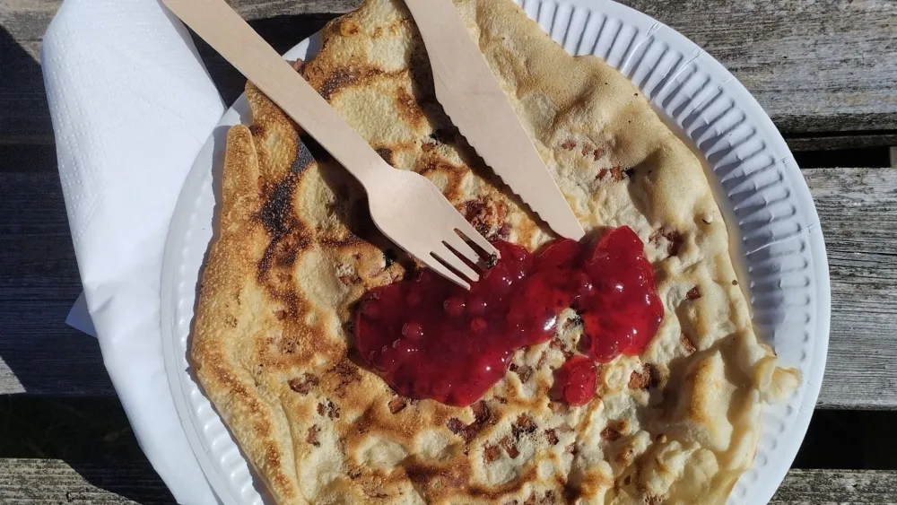 Mumsiga kolbullar i Axmar under Kolbullensdagen där Kajakshopen har utförsäljning av kajaker och tillbehör