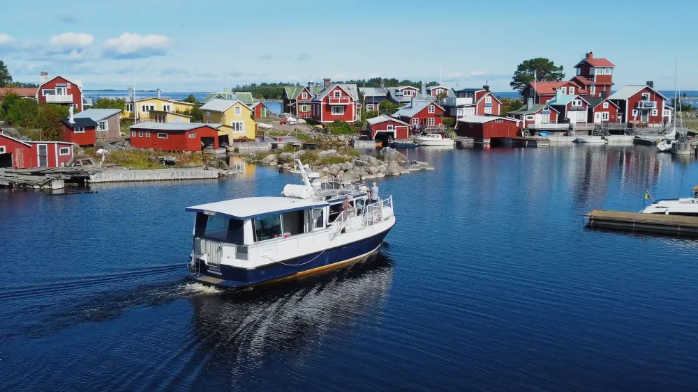 Båten Hulda anländer till ön Rönnskär