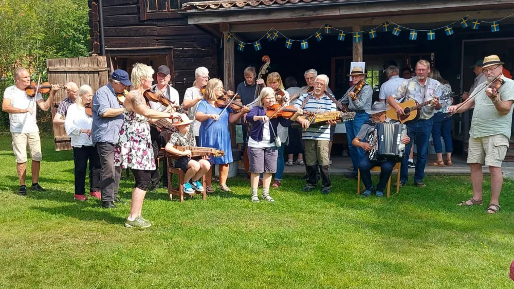 Spelmansgille som spelar folkmusik