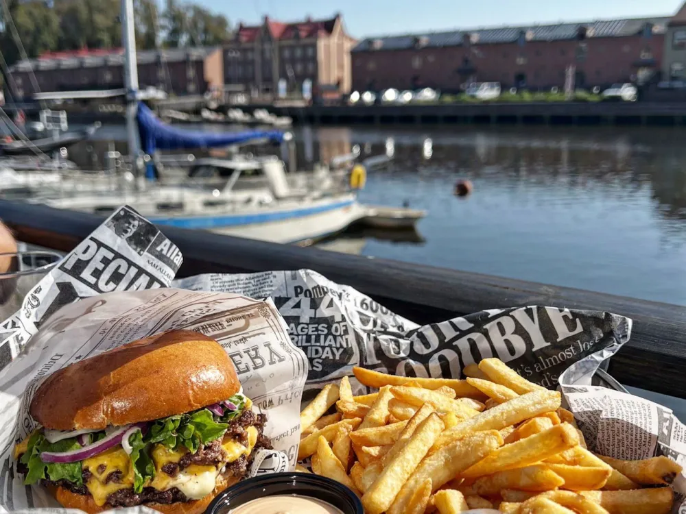 Smashad hamnburgare med sjöutsikt