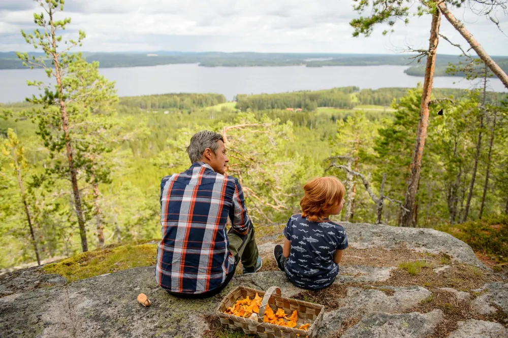 Paus med utsikt över Bergviken från Hamnäs
