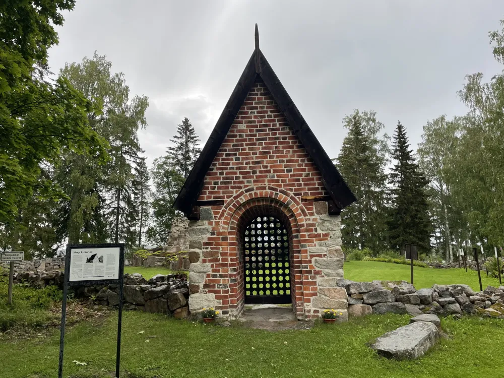 Skogs kyrkoruin