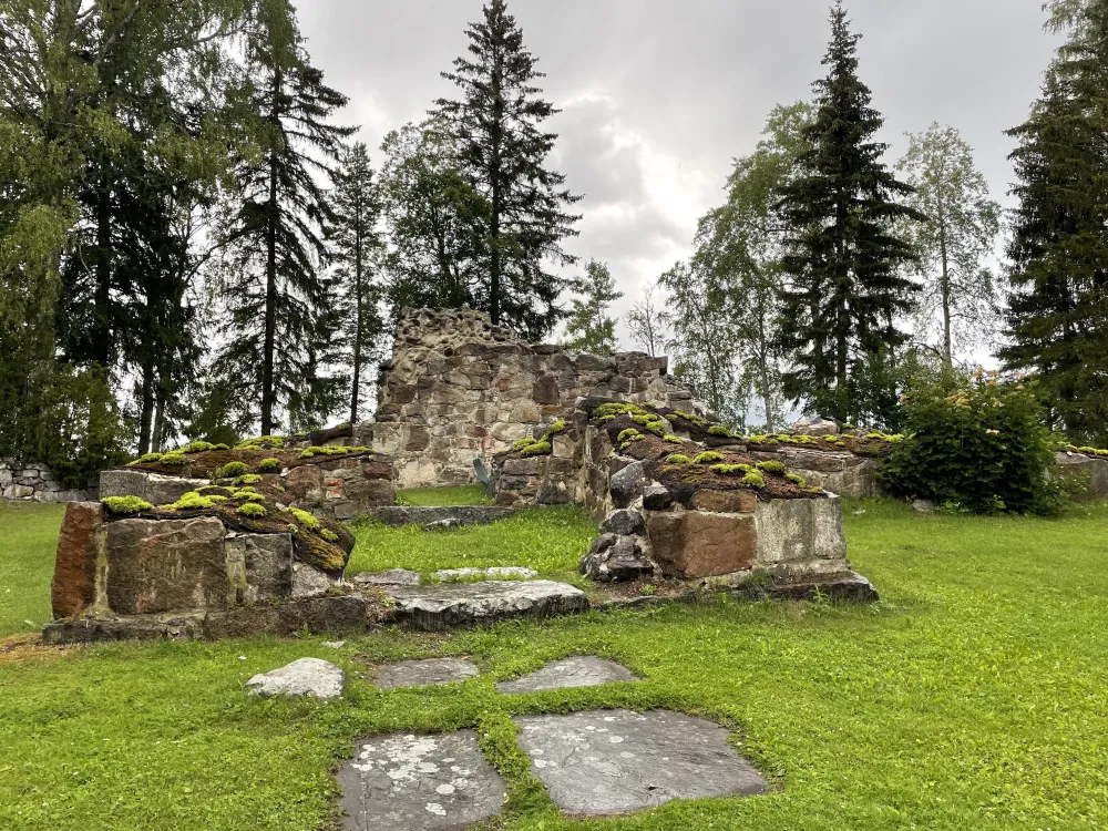 Skogs kyrkoruin
