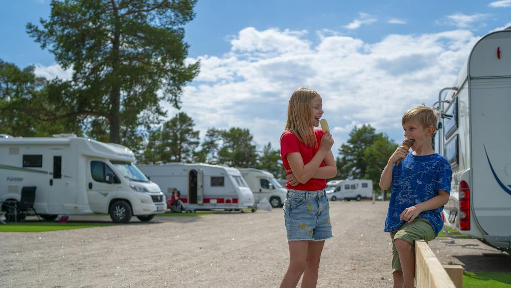Barn vid husbilen på Stenö camping
