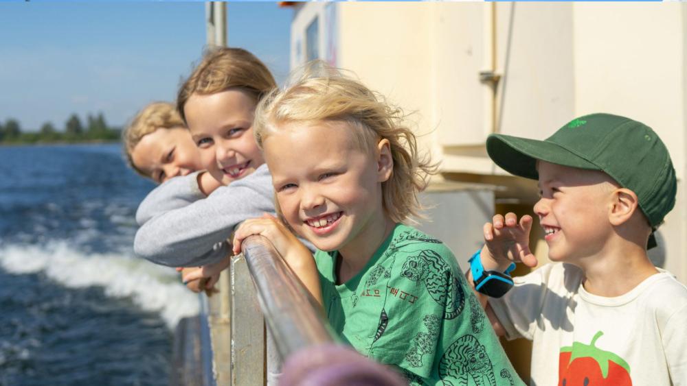 Barn på väg ut till ön Enskär med båt