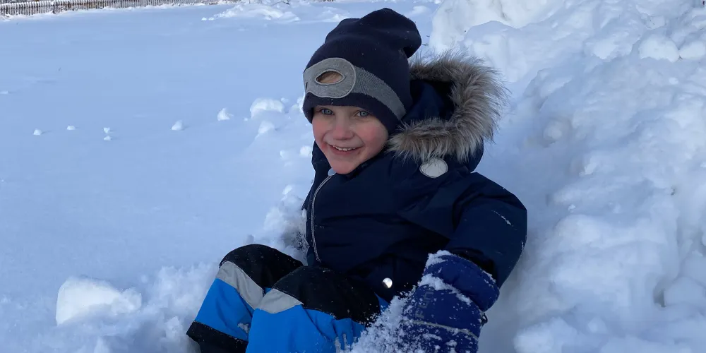 Ett barn som leker i snön