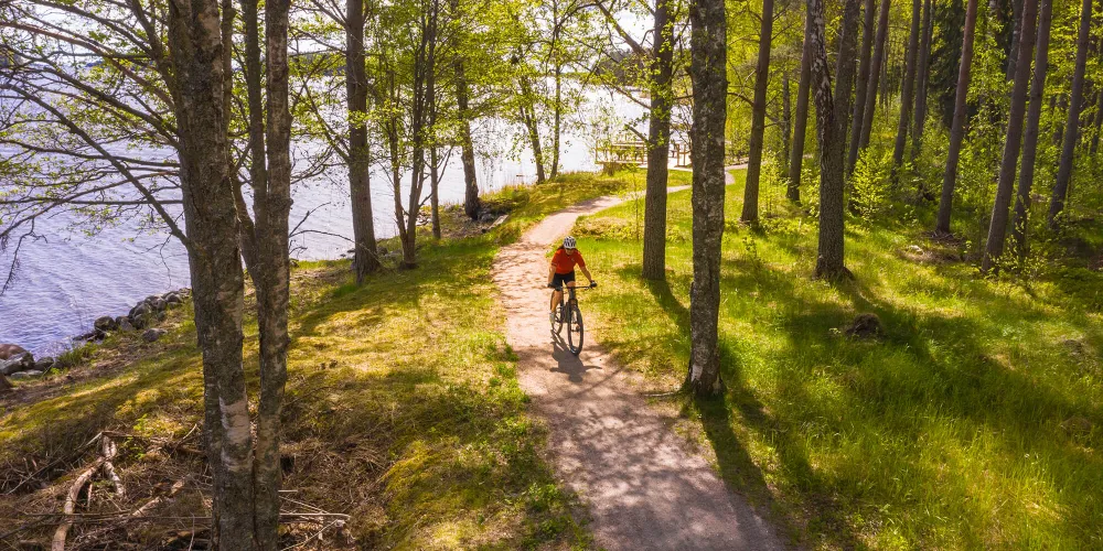 En person cyklar på Sågverkstrampets led