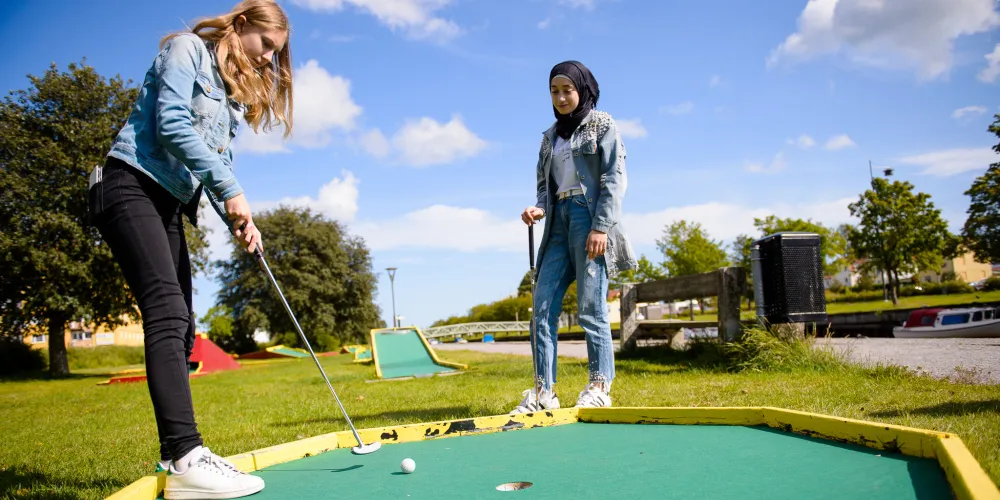 Minigolf med kompisar i centrum