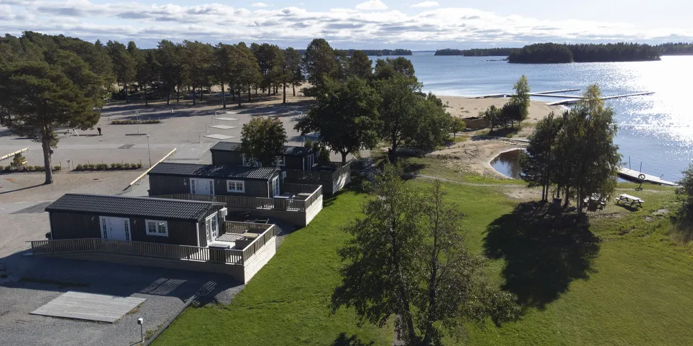 Havsnära strandstugor på halvön Stenö