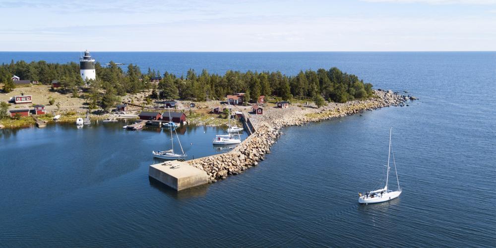 drönarbild på ön Storjungfrun och fyrhamnen