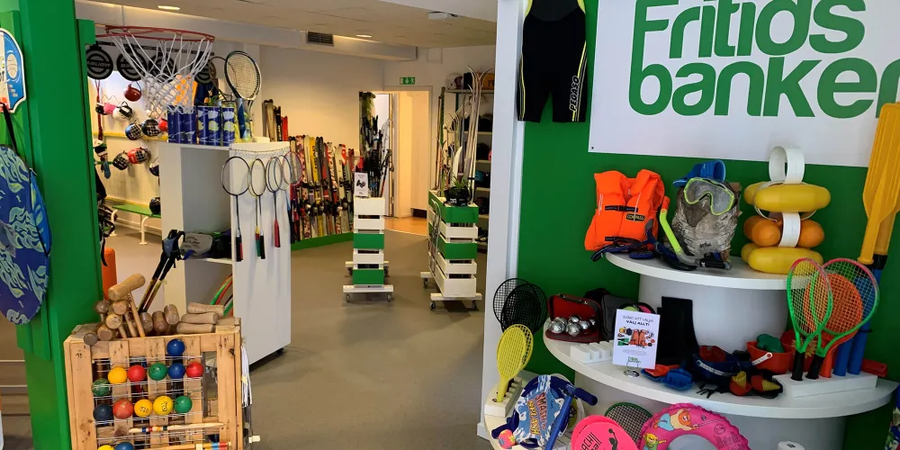 Fritidsbankens butik med massor av prylar att låna