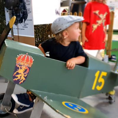 Barnaktivitet på Flygmuseum, att åka tramp flygplan