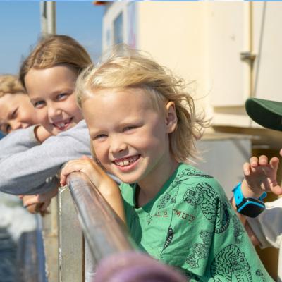 Glada barn ombord på båten till badön Enskärsoren