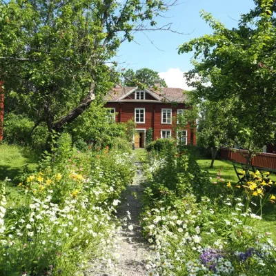 Hälsingegården Erik-Anders med trädgårdsgång framför huset