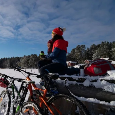 Fikapaus under en cykeltur i vintrigt landskap