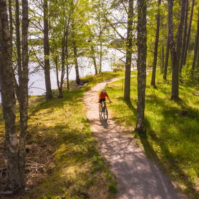 Drönarbild med en cyklist som cyklar på  fin kustnära led.
